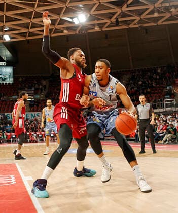 27 03 2022, BBL, FC Bayern Basketball vs Hakro Merlins Crailsheim, Audi Dome, Munich, basketball, sports, in picture Deshaun Thomas FCB Basketball vs Jaren Lewis Merlins Crailsheim
