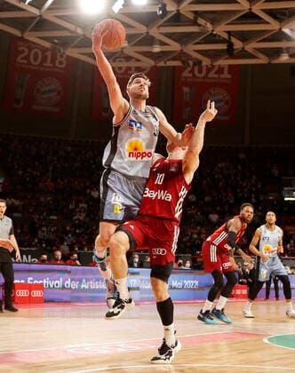 27 03 2022, BBL, FC Bayern Basketball vs Hakro Merlins Crailsheim, Audi Dome, Munich, basketball, sports, in picture Jon Axel Gudmundsson Merlins Crailsheim vs Ognjen Jaramaz FCB Basketball
