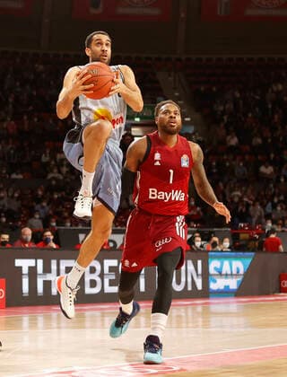 27 03 2022, BBL, FC Bayern Basketball vs Hakro Merlins Crailsheim, Audi Dome, Munich, basketball, sports, in the picture Elias Lasisi Merlins Crailsheim vs Deshaun Thomas FCB Basketball