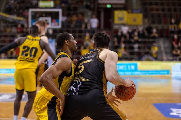 Tremmel Darden MHP Riesen Ludwigsburg, 21 Owen Klassen Basketball Loewen Braunschweig, 05 MHP Riesen Ludwigsburg vs Basketball Loewen Braunschweig, 1 Basketball Bundesliga, easycredit BBL, 27 Spieltag , Spielzeit 2021 2022, 27 03 2022 MHP Riesen Ludwigsburg vs Basketball Loewen Braunschweig, 1 Basketball Bundesliga, easycredit BBL, 27 Spieltag , Spielzeit 2021 2022, 27 03 2022 Ludwigsburg Copyright: xNinaxSanderx xEibnerxPressefotox EP_NSR