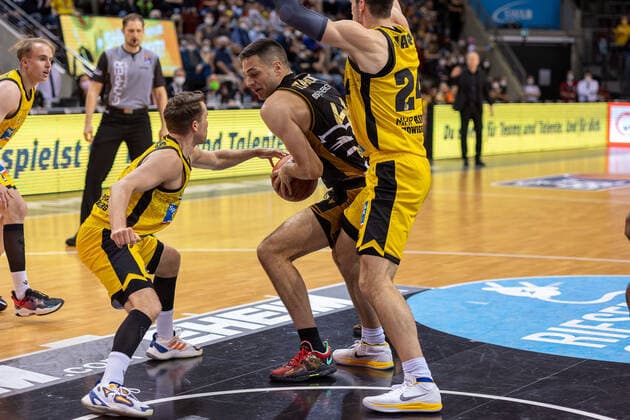 Jordan Hulls MHP Riesen Ludwigsburg, 01 Benedikt Turudic Basketball Loewen Braunschweig, 44 Ehtan Happ MHP Riesen Ludwigsburg, 24 MHP Riesen Ludwigsburg vs Basketball Loewen Braunschweig, 1 Basketball Bundesliga, easycredit BBL, 27 Spieltag , Spielzeit 2021 2022, 27 03 2022 MHP Riesen Ludwigsburg vs Basketball Loewen Braunschweig, 1 Basketball Bundesliga, easycredit BBL, 27 Spieltag , Spielzeit 2021 2022, 27 03 2022 Ludwigsburg Copyright: xNinaxSanderx xEibnerxPressefotox EP_NSR
