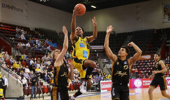 Ludwigsburg , Basketball easycredit BBL Bundesliga MHP Riesen Ludwigsburg vs Basketball Löwen Braunschweig , from left Justin Simon Riesen Brandon Tischler Löwen