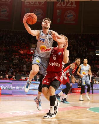 27 03 2022, BBL, FC Bayern Basketball vs Hakro Merlins Crailsheim, Audi Dome, Munich, basketball, sports, in picture Jon Axel Gudmundsson Merlins Crailsheim vs Ognjen Jaramaz FCB Basketball