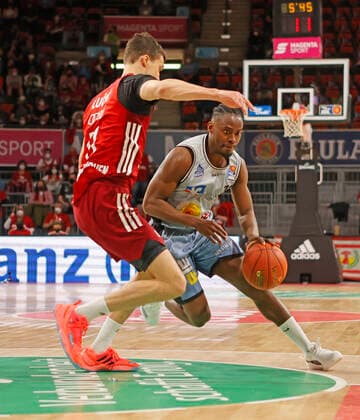 27 03 2022, BBL, FC Bayern Basketball vs Hakro Merlins Crailsheim, Audi Dome, Munich, basketball, sports, in picture Vladimir Lucic FCB Basketball vs Rene Kindzeka Merlins Crailsheim