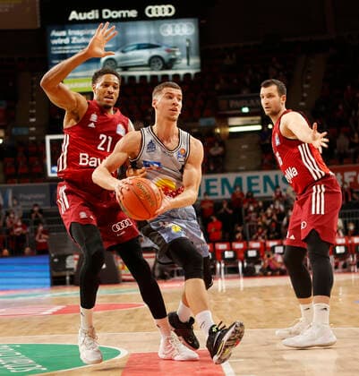 27 03 2022, BBL, FC Bayern Basketball vs Hakro Merlins Crailsheim, Audi Dome, Munich, basketball, sports, in picture Augustine Rubit FCB Basketball , Aleksa Kovacevic Merlins Crailsheim , Paul Zipser FCB Basketball