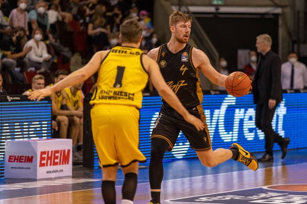 Jordan Hulls MHP Riesen Ludwigsburg, 01 Luc van Slooten Basketball Loewen Braunschweig, 04 MHP Riesen Ludwigsburg vs Basketball Loewen Braunschweig, 1 Basketball Bundesliga, easycredit BBL, 27 Spieltag , Spielzeit 2021 2022, 27 03 2022 MHP Riesen Ludwigsburg vs Basketball Loewen Braunschweig, 1 Basketball Bundesliga, easycredit BBL, 27 Spieltag , Spielzeit 2021 2022, 27 03 2022 Ludwigsburg Copyright: xNinaxSanderx xEibnerxPressefotox EP_NSR