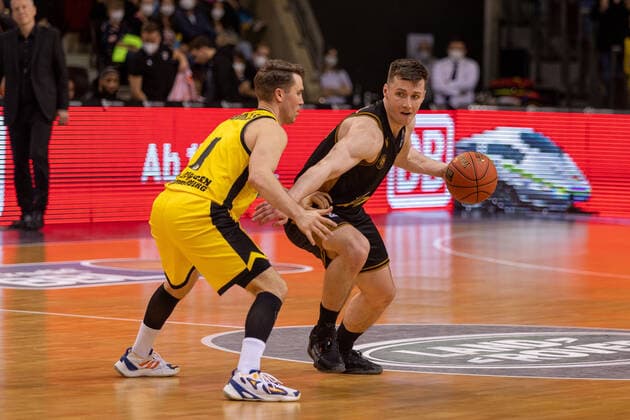 Jordan Hulls MHP Riesen Ludwigsburg, 01 Ondrej Sehnal Basketball Loewen Braunschweig, 19 MHP Riesen Ludwigsburg vs Basketball Loewen Braunschweig, 1 Basketball Bundesliga, easycredit BBL, 27 Spieltag , Spielzeit 2021 2022, 27 03 2022 MHP Riesen Ludwigsburg vs Basketball Loewen Braunschweig, 1 Basketball Bundesliga, easycredit BBL, 27 Spieltag , Spielzeit 2021 2022, 27 03 2022 Ludwigsburg Copyright: xNinaxSanderx xEibnerxPressefotox EP_NSR