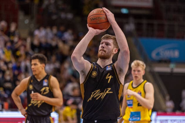 Luc van Slooten Basketball Loewen Braunschweig, 04 MHP Riesen Ludwigsburg vs Basketball Loewen Braunschweig, 1 Basketball Bundesliga, easycredit BBL, 27 Spieltag , Spielzeit 2021 2022, 27 03 2022 MHP Riesen Ludwigsburg vs Basketball Loewen Braunschweig, 1 Basketball Bundesliga, easycredit BBL, 27 Spieltag , Spielzeit 2021 2022, 27 03 2022 Ludwigsburg Copyright: xNinaxSanderx xEibnerxPressefotox EP_NSR