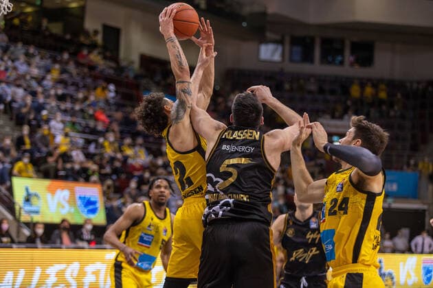 Jonah Radebaugh MHP Riesen Ludwigsburg, 12 Owen Klassen Basketball Loewen Braunschweig, 05 Ehtan Happ MHP Riesen Ludwigsburg, 24 MHP Riesen Ludwigsburg vs Basketball Loewen Braunschweig, 1 Basketball Bundesliga, easycredit BBL, 27 Spieltag , Spielzeit 2021 2022, 27 03 2022 MHP Riesen Ludwigsburg vs Basketball Loewen Braunschweig, 1 Basketball Bundesliga, easycredit BBL, 27 Spieltag , Spielzeit 2021 2022, 27 03 2022 Ludwigsburg Copyright: xNinaxSanderx xEibnerxPressefotox EP_NSR
