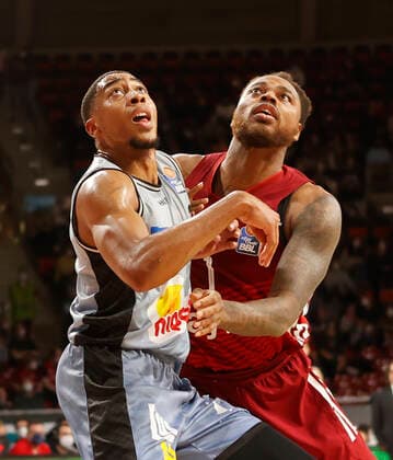 27 03 2022, BBL, FC Bayern Basketball vs Hakro Merlins Crailsheim, Audi Dome, Munich, basketball, sports, in picture Jaren Lewis Merlins Crailsheim vs Deshaun Thomas FCB Basketball