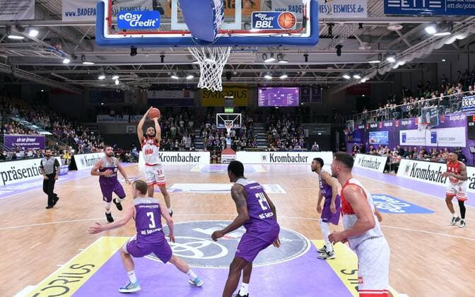 Cameron Hunt s Oliver Wuerzburg back, throwing , Nate Grimes BG Goettingen front,M , Harald Frey BG Goettingen NR 3 , Basketball, Bundesliga, BBL, BG Goettingen s Oliver Baskets Wuerzburg, 27 03 2022, BG Goettingen s Oliver Wuerzburg, Basketball, Bundesliga, GER, BBL, 27 03 2022 Goettingen Copyright: xEibner-Pressefotox-xRolandxSippelx