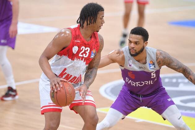 Desi Rodriguez s Oliver Wuerzburg on the ball , Jeff Roberson BG Goettingen R , Basketball, Bundesliga, BBL, BG Goettingen s Oliver Baskets Wuerzburg, 27 03 2022, BG Goettingen s Oliver Wuerzburg, Basketball, Bundesliga, GER, BBL, 27 03 2022 Goettingen Copyright: xEibner-Pressefotox-xRolandxSippelx