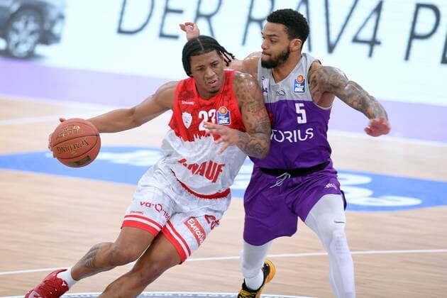 Desi Rodriguez s Oliver Wuerzburg on the ball , Jeff Roberson BG Goettingen L , Basketball, Bundesliga, BBL, BG Goettingen s Oliver Baskets Wuerzburg, 27 03 2022, BG Goettingen s Oliver Wuerzburg, Basketball, Bundesliga, GER, BBL, 27 03 2022 Goettingen Copyright: xEibner-Pressefotox-xRolandxSippelx
