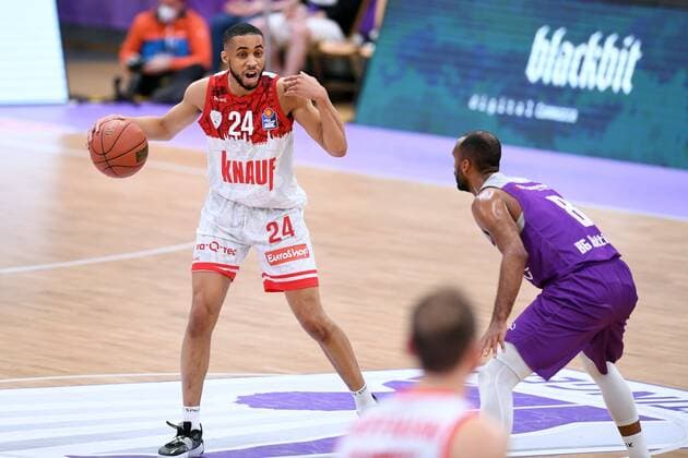 Cameron Hunt s Oliver Wuerzburg on the ball , Akeem Vargas BG Goettingen R , Basketball, Bundesliga, BBL, BG Goettingen s Oliver Baskets Wuerzburg, 27 03 2022, BG Goettingen s Oliver Wuerzburg, Basketball, Bundesliga, GER, BBL, 27 03 2022 Goettingen Copyright: xEibner-Pressefotox-xRolandxSippelx