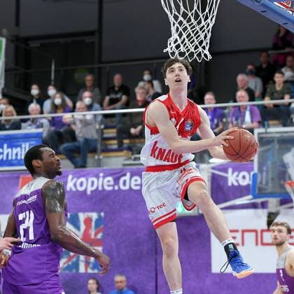 Basket by Julius Boehmer s Oliver Wuerzburg , Nate Grimes BG Goettingen L , Basketball, Bundesliga, BBL, BG Goettingen s Oliver Baskets Wuerzburg, 27 03 2022, BG Goettingen s Oliver Wuerzburg, Basketball, Bundesliga, GER, BBL, 27 03 2022 Goettingen Copyright: xEibner-Pressefotox-xRolandxSippelx