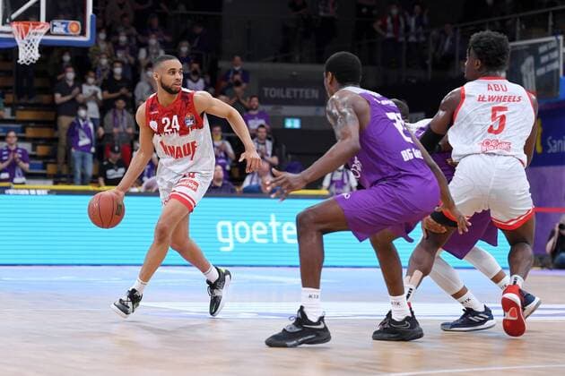 Cameron Hunt s Oliver Wuerzburg on the ball , Nate Grimes BG Goettingen , Abdul Malik Abu s Oliver Wuerzburg R , Basketball, Bundesliga, BBL, BG Goettingen s Oliver Baskets Wuerzburg, 27 03 2022, BG Goettingen s Oliver Wuerzburg, Basketball, Bundesliga, GER, BBL, 27 03 2022 Goettingen Copyright: xEibner-Pressefotox-xRolandxSippelx