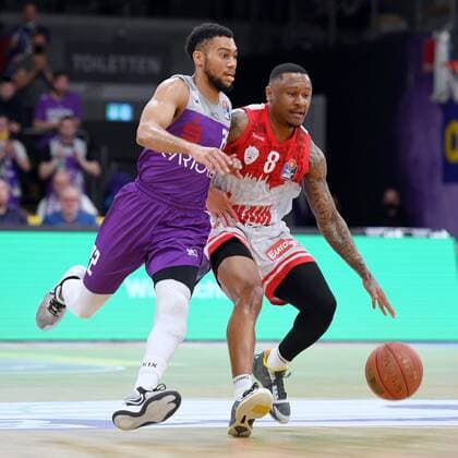 Stephen Brown Jr BG Goettingen and Charles Callison s Oliver Wuerzburg on the ball , Basketball, Bundesliga, BBL, BG Goettingen s Oliver Baskets Wuerzburg, 27 03 2022, BG Goettingen s Oliver Wuerzburg, Basketball, Bundesliga, GER, BBL, 27 03 2022 Goettingen Copyright: xEibner-Pressefotox-xRolandxSippelx