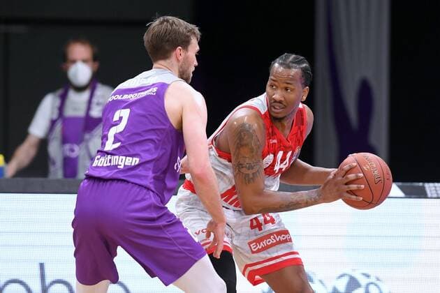 William Buford s Oliver Wuerzburg on the ball , Jake Toolson BG Goettingen L , basketball, Bundesliga, BBL, BG Goettingen s Oliver Baskets Wuerzburg, 27 03 2022, BG Goettingen s Oliver Wuerzburg, basketball, Bundesliga, GER, BBL, 27 03 2022 Goettingen Copyright: xEibner-Pressefotox-xRolandxSippelx