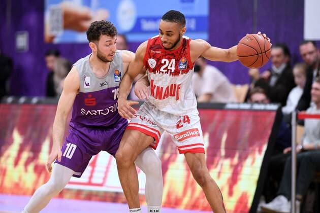 Cameron Hunt s Oliver Wuerzburg on the ball , Haris Hujic BG Goettingen L , Basketball, Bundesliga, BBL, BG Goettingen s Oliver Baskets Wuerzburg, 27 03 2022, BG Goettingen s Oliver Wuerzburg, Basketball, Bundesliga, GER, BBL, 27 03 2022 Goettingen Copyright: xEibner-Pressefotox-xRolandxSippelx