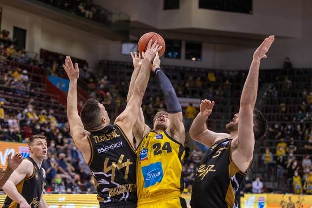 Benedikt Turudic Basketball Loewen Braunschweig, 44 Ehtan Happ MHP Riesen Ludwigsburg, 24 Owen Klassen Basketball Loewen Braunschweig, 05 MHP Riesen Ludwigsburg vs Basketball Loewen Braunschweig, 1 Basketball Bundesliga, easycredit BBL, 27 Spieltag , Spielzeit 2021 2022, 27 03 2022 MHP Riesen Ludwigsburg vs Basketball Loewen Braunschweig, 1 Basketball Bundesliga, easycredit BBL, 27 Spieltag , Spielzeit 2021 2022, 27 03 2022 Ludwigsburg Copyright: xNinaxSanderx xEibnerxPressefotox EP_NSR