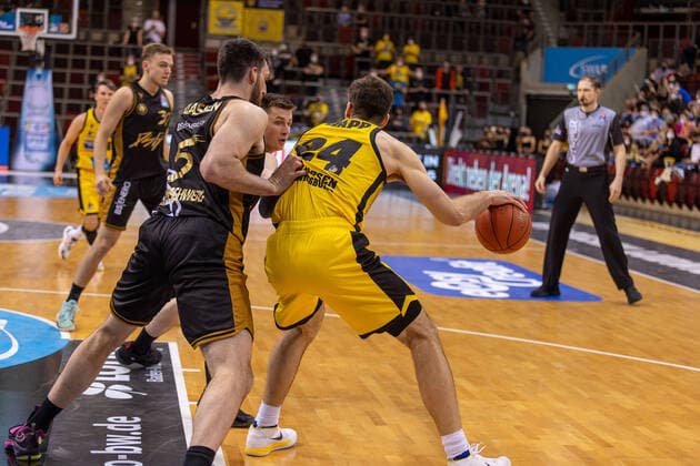 Owen Klassen Basketball Loewen Braunschweig, 05 Ehtan Happ MHP Riesen Ludwigsburg, 24 MHP Riesen Ludwigsburg vs Basketball Loewen Braunschweig, 1 Basketball Bundesliga, easycredit BBL, 27 Spieltag , Spielzeit 2021 2022, 27 03 2022 MHP Riesen Ludwigsburg vs Basketball Loewen Braunschweig, 1 Basketball Bundesliga, easycredit BBL, 27 Spieltag , Spielzeit 2021 2022, 27 03 2022 Ludwigsburg Copyright: xNinaxSanderx xEibnerxPressefotox EP_NSR