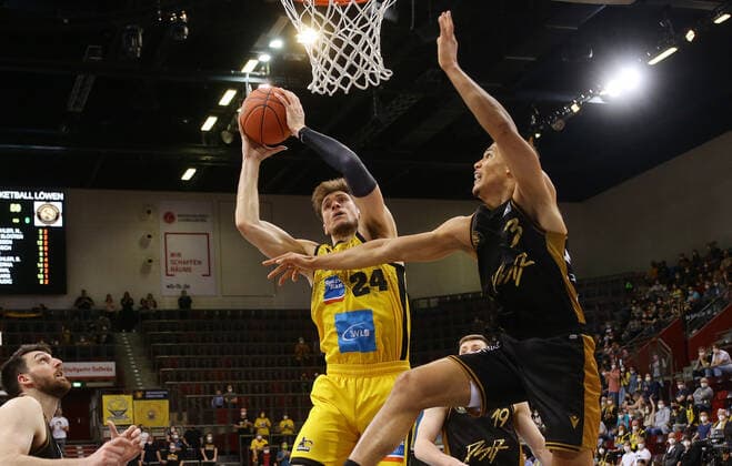 Ludwigsburg , Basketball easycredit BBL Bundesliga MHP Riesen Ludwigsburg vs Basketball Löwen Braunschweig , from left Ethan Happ Riesen Nicholas Tischler Löwen