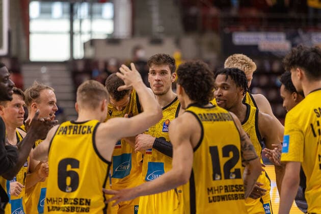 The MHP Riesen Ludwigsburg celebrate their victory over the Basketball Loewen Braunschweig MHP Riesen Ludwigsburg vs Basketball Loewen Braunschweig, 1 Basketball Bundesliga, easycredit BBL, 27 Spieltag , Spielzeit 2021 2022, 27 03 2022 MHP Riesen Ludwigsburg vs Basketball Loewen Braunschweig, 1 Basketball Bundesliga, easycredit BBL, 27 Spieltag , Spielzeit 2021 2022, 27 03 2022 Ludwigsburg Copyright: xNinaxSanderx xEibnerxPressefotox EP_NSR