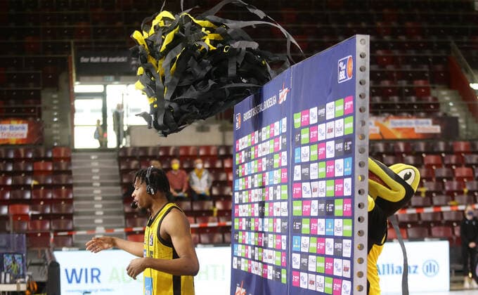 Ludwigsburg , Basketball easycredit BBL Bundesliga MHP Riesen Ludwigsburg vs Basketball Löwen Braunschweig , Mascot Lurchi throws paper snakes at Justin Simon Riesen
