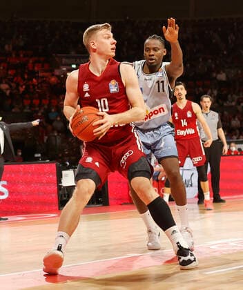 27 03 2022, BBL, FC Bayern Basketball vs Hakro Merlins Crailsheim, Audi Dome, Munich, basketball, sports, in picture Ognjen Jaramaz FCB Basketball , Rene Kindzeka Merlins Crailsheim