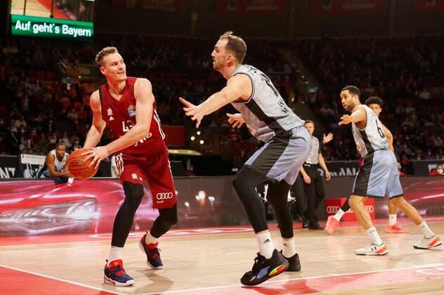 27 03 2022, BBL, FC Bayern Basketball vs Hakro Merlins Crailsheim, Audi Dome, Munich, basketball, sports, in the picture Leon Radosevic FCB Basketball , Dejan Kovacevic Merlins Crailsheim , Elias Lasisi Merlins Crailsheim