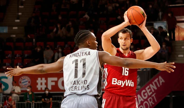 27 03 2022, BBL, FC Bayern Basketball vs Hakro Merlins Crailsheim, Audi Dome, Munich, basketball, sports, in picture Rene Kindzeka Merlins Crailsheim vs Paul Zipser FCB Basketball