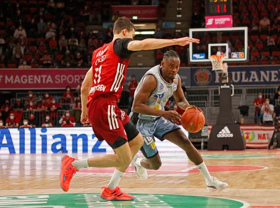 27 03 2022, BBL, FC Bayern Basketball vs Hakro Merlins Crailsheim, Audi Dome, Munich, basketball, sports, in picture Vladimir Lucic FCB Basketball vs Rene Kindzeka Merlins Crailsheim