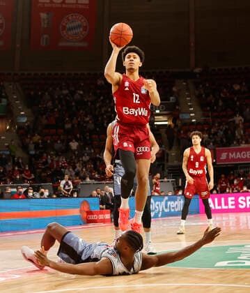 27 03 2022, BBL, FC Bayern Basketball vs Hakro Merlins Crailsheim, Audi Dome, Munich, basketball, sports, in the picture Rene Kindzeka Merlins Crailsheim on the floor vs Jason George FCB Basketball , Joshua Obiese FCB Basketball