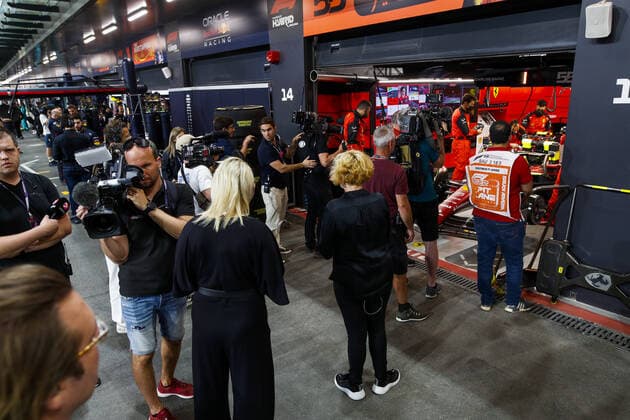 55 SAINZ Carlos (spa), Scuderia Ferrari F1-75 having a problem before the start of the race during the Formula 1 STC Saudi Arabian Grand Prix 2022, 2nd round of the 2022 FIA Formula One World Championship, WM, Weltmeisterschaft on the Jeddah Corniche Circuit, from March 25 to 27, 2022 in Jeddah, Saudi Arabia - F1 - SAUDI ARABIAN GRAND PRIX 2022 - RACE DPPI Panoramic  00122007__B2_9877.jpg
