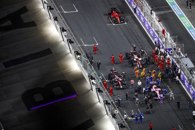 Starting grid,77 BOTTAS Valtteri (fin), Alfa Romeo F1 Team ORLEN C42, 31 OCON Esteban (fra), Alpine F1 Team A522, action during the Formula 1 STC Saudi Arabian Grand Prix 2022, 2nd round of the 2022 FIA Formula One World Championship, WM, Weltmeisterschaft on the Jeddah Corniche Circuit, from March 25 to 27, 2022 in Jeddah, Saudi Arabia - F1 - SAUDI ARABIAN GRAND PRIX 2022 - RACE DPPI Panoramic  00122007__V2_3443.JPG_