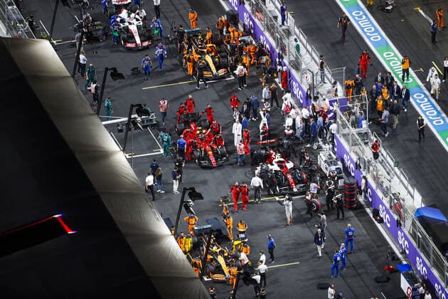 Starting grid, 03 RICCIARDO Daniel (aus), McLaren F1 Team MCL36, 24 ZHOU Guanyu (chi), Alfa Romeo F1 Team ORLEN C42, 55 SAINZ Carlos (spa), Scuderia Ferrari F1-75, action during the Formula 1 STC Saudi Arabian Grand Prix 2022, 2nd round of the 2022 FIA Formula One World Championship, WM, Weltmeisterschaft on the Jeddah Corniche Circuit, from March 25 to 27, 2022 in Jeddah, Saudi Arabia - F1 - SAUDI ARABIAN GRAND PRIX 2022 - RACE DPPI Panoramic  00122007__V2_3504.JPG_