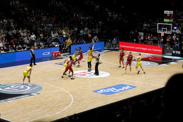 27 03 2022, easyCredit Basketball Bundesliga, BBL, season 2021 2022, men, Chemnitz Niners Alba Berlin Tipoff Ben Lammers, Alba Berlin, Darion Atkins, Niners Chemnitz Chemnitz Fair Chemnitz Saxony Germany