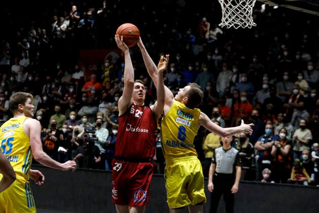 27 03 2022, easyCredit Basketball Bundesliga, BBL, season 2021 2022, men, Chemnitz Niners Alba Berlin Mindaugas Susinskas, Niners Chemnitz, Malte Delow, Alba Berlin Chemnitz Messe Chemnitz Sachsen Germany
