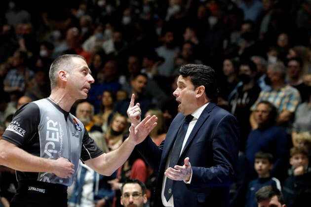27 03 2022, easyCredit Basketball Bundesliga, BBL, season 2021 2022, men, Chemnitz Niners Alba Berlin Israel Gonzalez Head Coach , Alba Berlin talking to the referee Chemnitz Fair Chemnitz Saxony Germany