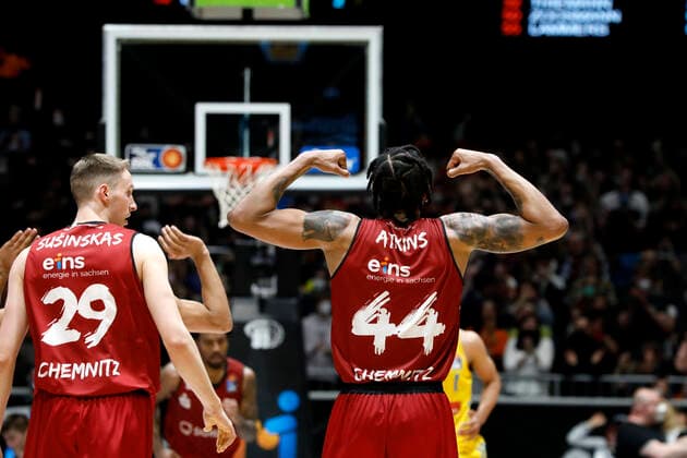 Sport Themen der Woche KW12 Sport Bilder des Tages 27.03.2022, easyCredit Basketball Bundesliga, BBL, Saison 2021 2022, Herren, Chemnitz Niners - Alba Berlin Darion Atkins, Niners Chemnitz beim Jubel Chemnitz Messe Chemnitz Sachsen Germany *** 27 03 2022, easyCredit Basketball Bundesliga, BBL, season 2021 2022, men, Chemnitz Niners Alba Berlin Darion Atkins, Niners Chemnitz cheering Chemnitz Fair Chemnitz Saxony Germany