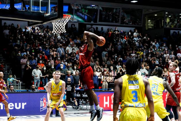 27 03 2022, easyCredit Basketball Bundesliga, BBL, season 2021 2022, men, Chemnitz Niners Alba Berlin Isiaha Mike, Niners Chemnitz with a dunk Chemnitz Fair Chemnitz Saxony Germany