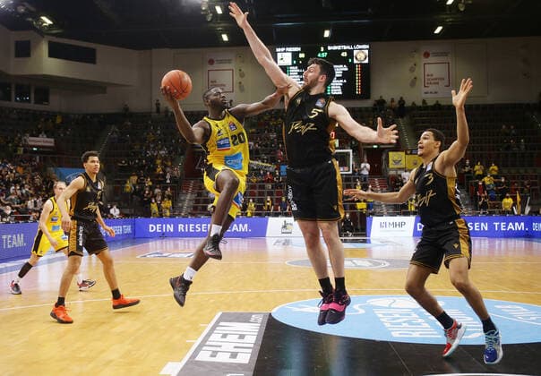 Ludwigsburg , Basketball easycredit BBL Bundesliga MHP Riesen Ludwigsburg vs Basketball Löwen Braunschweig , from left Rawle Alkins Riesen Owen Klassen Löwen Nicholas Tischler Löwen