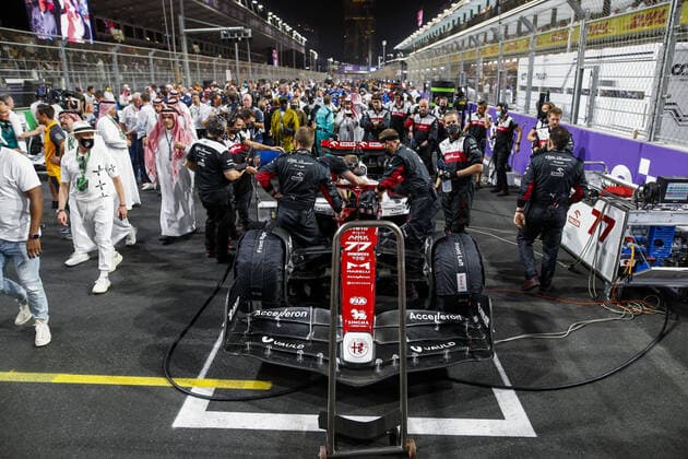Starting grid, 77 BOTTAS Valtteri (fin), Alfa Romeo F1 Team ORLEN C42 during the Formula 1 STC Saudi Arabian Grand Prix 2022, 2nd round of the 2022 FIA Formula One World Championship, WM, Weltmeisterschaft on the Jeddah Corniche Circuit, from March 25 to 27, 2022 in Jeddah, Saudi Arabia - F1 - SAUDI ARABIAN GRAND PRIX 2022 - RACE DPPI Panoramic  00122007__B2_0081.JPG_