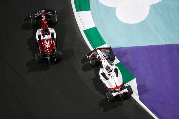 77 BOTTAS Valtteri (fin), Alfa Romeo F1 Team ORLEN C42, 20 MAGNUSSEN Kevin (den), Haas F1 Team VF-22 Ferrari, action during the Formula 1 STC Saudi Arabian Grand Prix 2022, 2nd round of the 2022 FIA Formula One World Championship, WM, Weltmeisterschaft on the Jeddah Corniche Circuit, from March 25 to 27, 2022 in Jeddah, Saudi Arabia - F1 - SAUDI ARABIAN GRAND PRIX 2022 - RACE DPPI Panoramic 00122007__V2_3898.JPG_