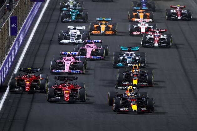 Start of the race, 11 PEREZ Sergio (mex), Red Bull Racing RB18, 16 LECLERC Charles (mco), Scuderia Ferrari F1-75, 55 SAINZ Carlos (spa), Scuderia Ferrari F1-75, action during the Formula 1 STC Saudi Arabian Grand Prix 2022, 2nd round of the 2022 FIA Formula One World Championship, WM, Weltmeisterschaft on the Jeddah Corniche Circuit, from March 25 to 27, 2022 in Jeddah, Saudi Arabia - F1 - SAUDI ARABIAN GRAND PRIX 2022 - RACE DPPI Panoramic 00122007__B2_0301.JPG_