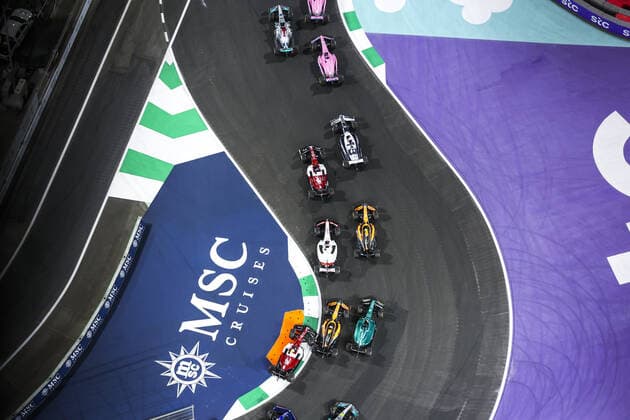 Start of the race, 77 BOTTAS Valtteri (fin), Alfa Romeo F1 Team ORLEN C42, 24 ZHOU Guanyu (chi), Alfa Romeo F1 Team ORLEN C42, action during the Formula 1 STC Saudi Arabian Grand Prix 2022, 2nd round of the 2022 FIA Formula One World Championship, WM, Weltmeisterschaft on the Jeddah Corniche Circuit, from March 25 to 27, 2022 in Jeddah, Saudi Arabia - F1 - SAUDI ARABIAN GRAND PRIX 2022 - RACE DPPI Panoramic 00122007_AV6_8578.JPG_