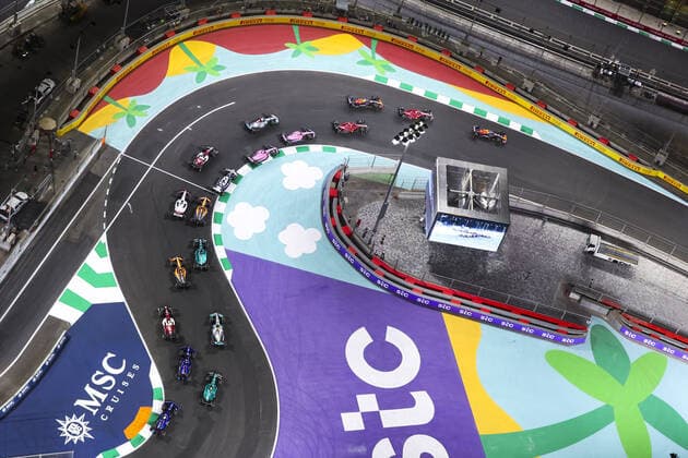 Start of the race, 11 PEREZ Sergio (mex), Red Bull Racing RB18, 16 LECLERC Charles (mco), Scuderia Ferrari F1-75, action during the Formula 1 STC Saudi Arabian Grand Prix 2022, 2nd round of the 2022 FIA Formula One World Championship, WM, Weltmeisterschaft on the Jeddah Corniche Circuit, from March 25 to 27, 2022 in Jeddah, Saudi Arabia - F1 - SAUDI ARABIAN GRAND PRIX 2022 - RACE DPPI Panoramic 00122007_AV6_8585.JPG_