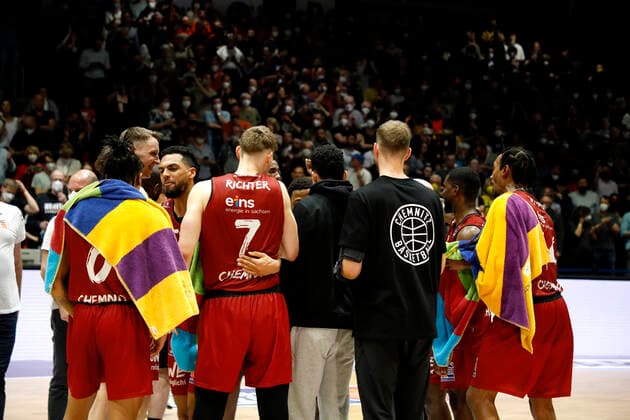 27 03 2022, easyCredit Basketball Bundesliga, BBL, season 2021 2022, men, Chemnitz Niners Alba Berlin cheers of the Niners Chemnitz after the game Chemnitz Fair Chemnitz Saxony Germany