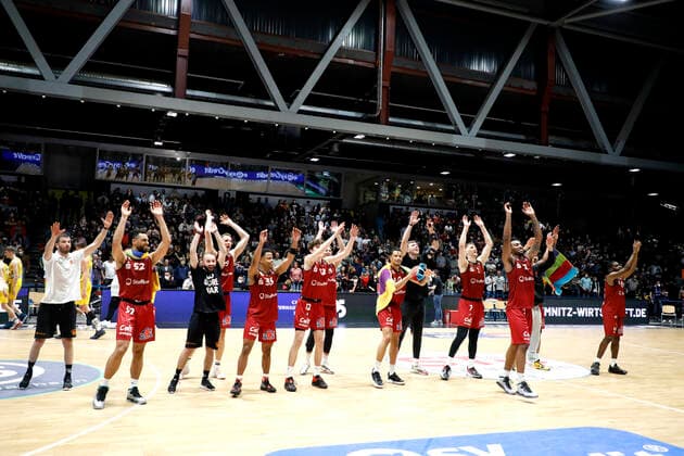 27 03 2022, easyCredit Basketball Bundesliga, BBL, season 2021 2022, men, Chemnitz Niners Alba Berlin cheers of the Niners Chemnitz after the game Chemnitz Fair Chemnitz Saxony Germany
