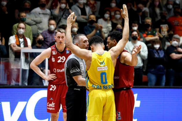 27 03 2022, easyCredit Basketball Bundesliga, BBL, 2021 2022 season, men, Chemnitz Niners Alba Berlin Maodo Lo, Alba Berlin, Trent Lockett, Niners Chemnitz talking to referee Chemnitz Messe Chemnitz Sachsen Germany